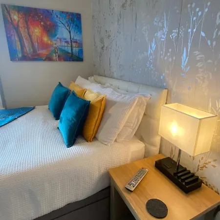 Convenient Contractor Stay Free Parking Walk To Weatherspoons Bedford Exterior photo