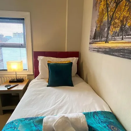 Convenient Contractor Stay Free Parking Walk To Weatherspoons Bedford Exterior photo