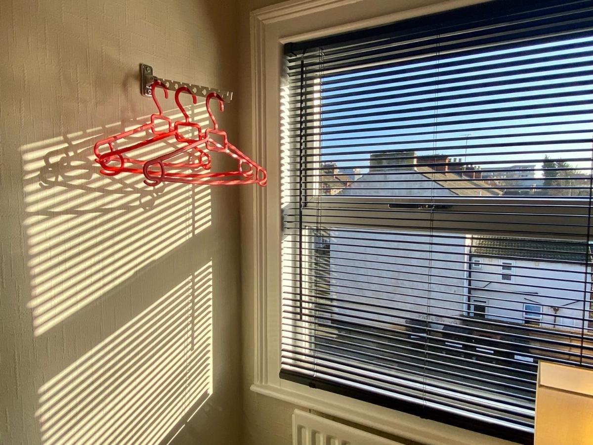 Convenient Contractor Free Parking Walk To Weatherspoons Apartment