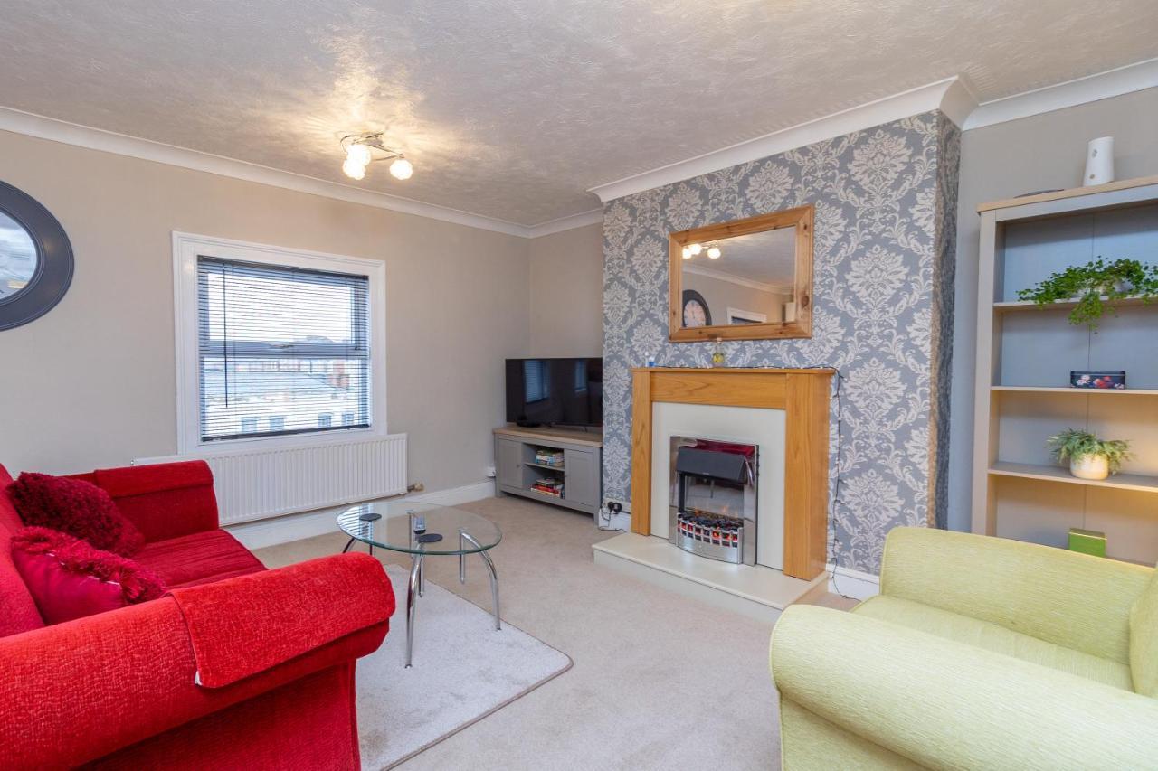 Convenient Contractor Free Parking Walk To Weatherspoons Apartment